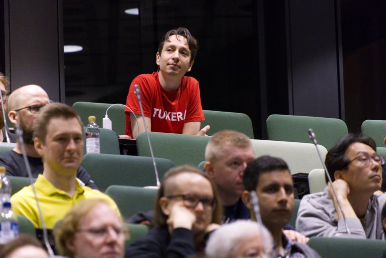 Tuxeran työntekijöitä kuuntelemassa auditoriossa