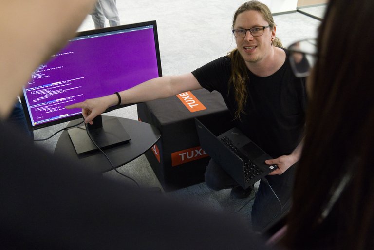 Tuxeran kehittäjä näyttää koodia näytöltä