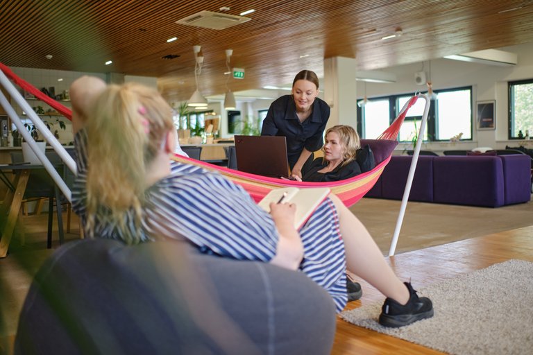Tuxeran työkaverit työskentelevät toimiston loungessa